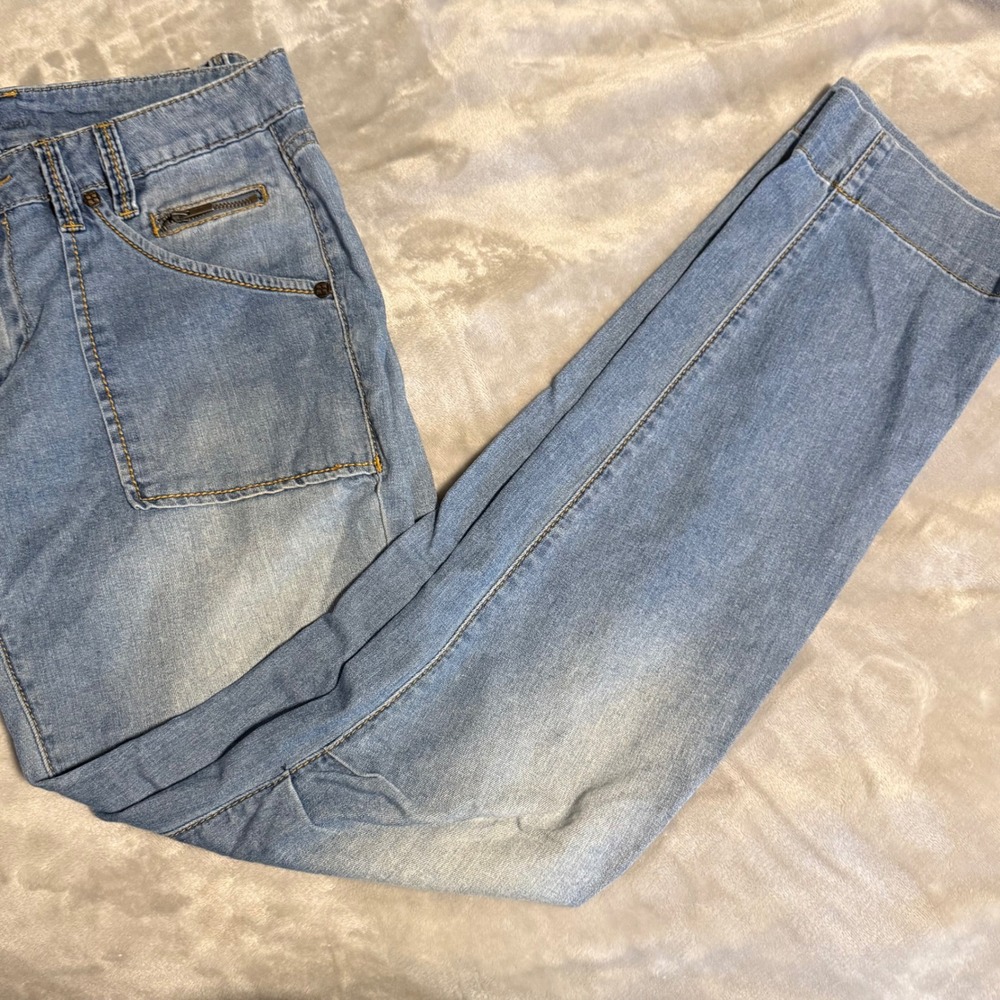 BCBG Max Azria Women's Jeans Size 30 Light Wash Slim Straight Stretch Denim Logo
